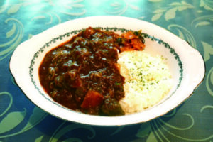 スパイスの効いた牛すじカレー